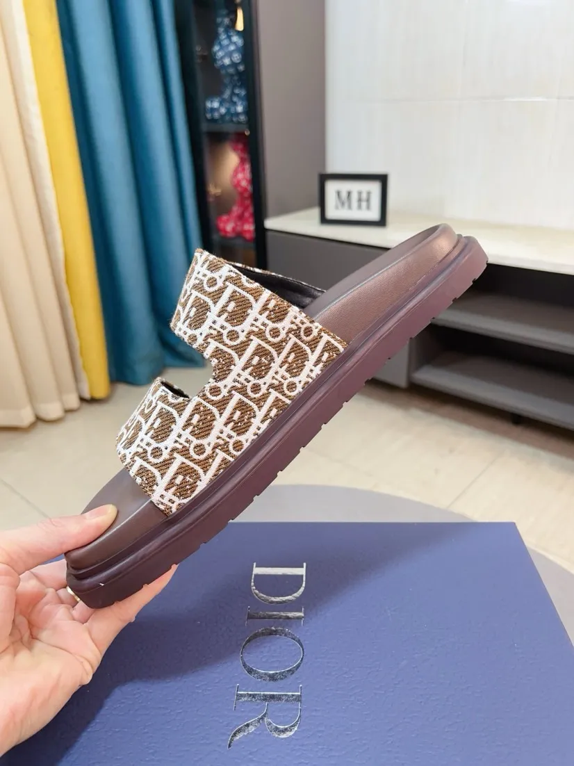 Men's Men's Shoes 💰320🌸🌸Dior Aqua Men's Sandals Slippers. Showcasing Dior haute couture design. The Dior gray suede strap is accented with an aluminum Dior buckle for added style. Paired with a comfortable tonal notch sole, they pair easily with shorts or jeans for a sophisticated look. Main body: suede cow leather, technical fabric lining: cow leather, with adjustable straps, aluminum Dior buckle, Dior gray EVA insole, tonal notch rubber outsole splicing structure👌👌size: 38-44 (45.46 customized)